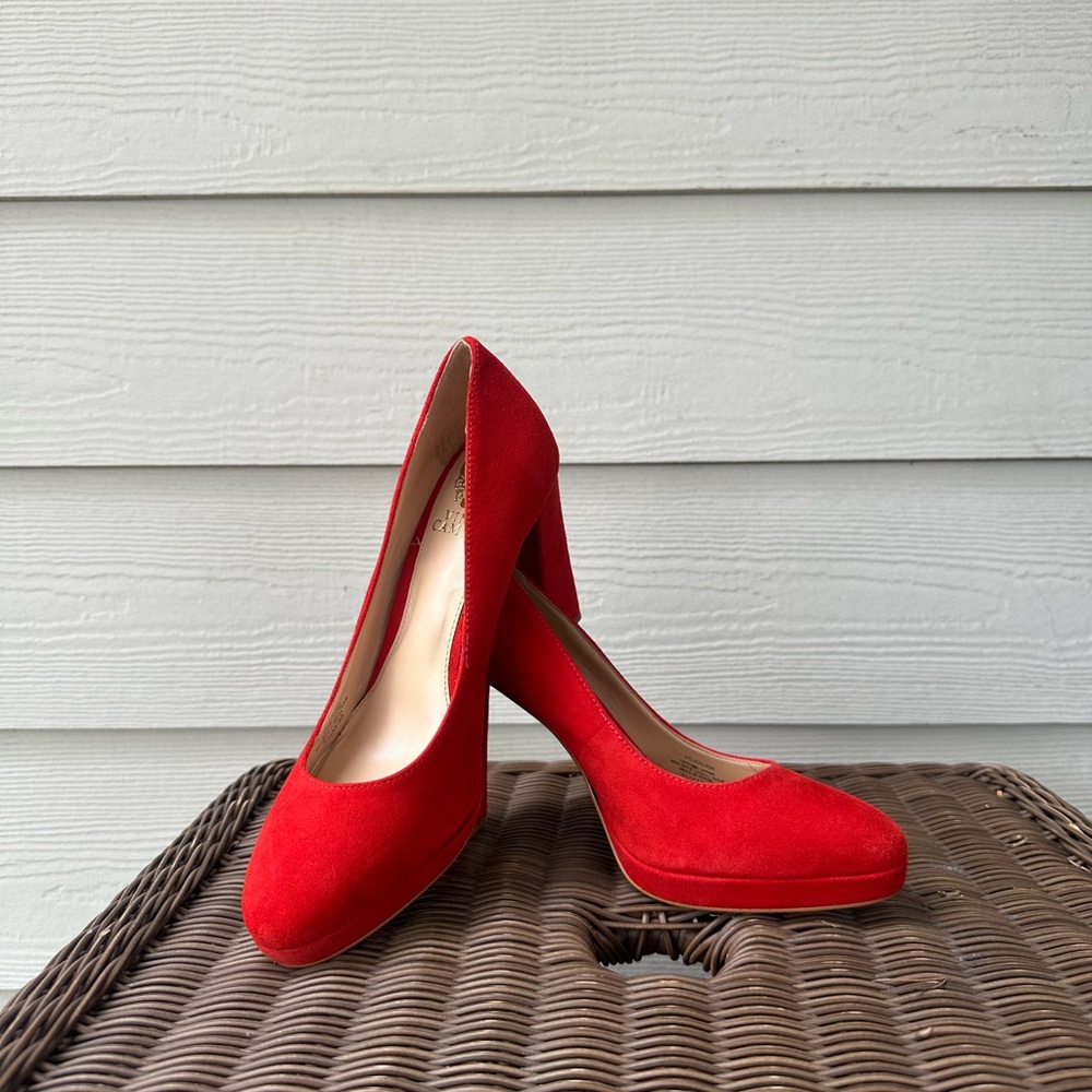 VINCE CAMUTO Women's Halria Platform Pumps worn only once 7.5 m